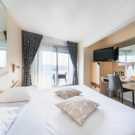 Hotel Le Crystal 3*